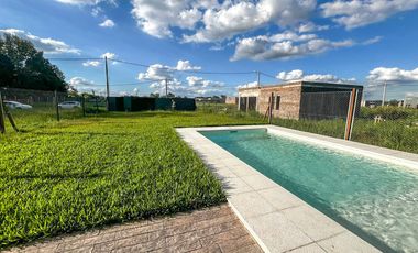 Casa en venta tres dormitorios con amplio jardín en Fincas de Ibarlucea, excelente oportunidad!!