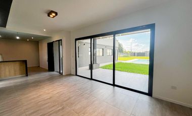 Casa en venta tres dormitorios con amplio jardín en Fincas de Ibarlucea, excelente oportunidad!!