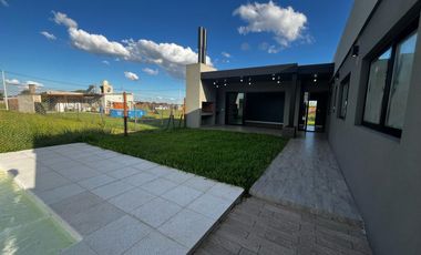 Casa en venta tres dormitorios con amplio jardín en Fincas de Ibarlucea, excelente oportunidad!!