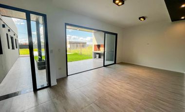 Casa en venta tres dormitorios con amplio jardín en Fincas de Ibarlucea, excelente oportunidad!!