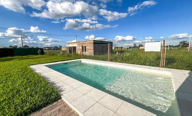 Casa en venta tres dormitorios con amplio jardín en Fincas de Ibarlucea, excelente oportunidad!!