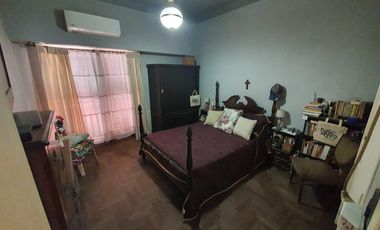 Departamento en  pimer piso con patio y cochera de 4 ambientes en Temperley Oeste