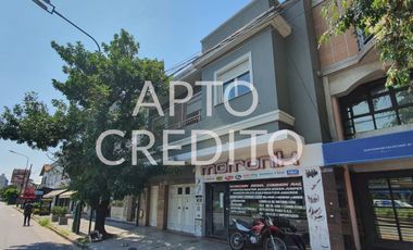 Departamento en  pimer piso con patio y cochera de 4 ambientes en Temperley Oeste