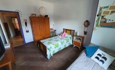 Departamento en  pimer piso con patio y cochera de 4 ambientes en Temperley Oeste