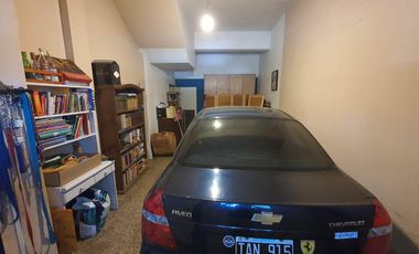 Departamento en  pimer piso con patio y cochera de 4 ambientes en Temperley Oeste