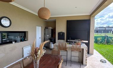 Casa en venta - 3 Dormitorios 3 Baños - 628Mts2 - Lagos de Canning
