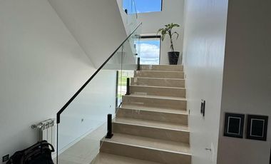Casa en venta - 3 Dormitorios 3 Baños - 628Mts2 - Lagos de Canning