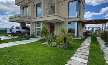 Casa en venta - 3 Dormitorios 3 Baños - 628Mts2 - Lagos de Canning