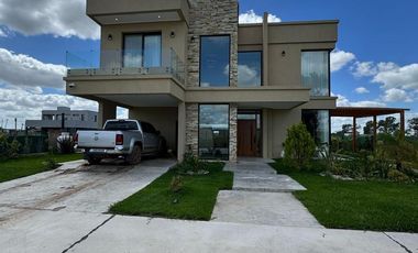 Casa en venta - 3 Dormitorios 3 Baños - 628Mts2 - Lagos de Canning