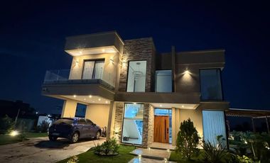 Casa en venta - 3 Dormitorios 3 Baños - 628Mts2 - Lagos de Canning