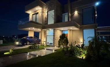 Casa en venta - 3 Dormitorios 3 Baños - 628Mts2 - Lagos de Canning