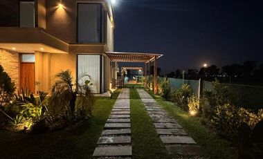 Casa en venta - 3 Dormitorios 3 Baños - 628Mts2 - Lagos de Canning