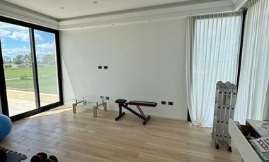 Casa en venta - 3 Dormitorios 3 Baños - 628Mts2 - Lagos de Canning