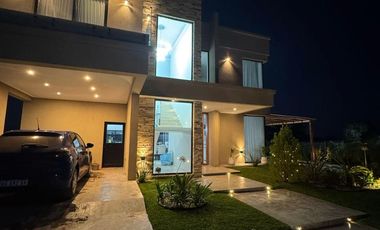 Casa en venta - 3 Dormitorios 3 Baños - 628Mts2 - Lagos de Canning