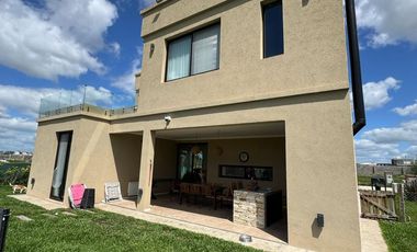 Casa en venta - 3 Dormitorios 3 Baños - 628Mts2 - Lagos de Canning