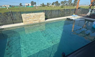 Casa en venta - 3 Dormitorios 3 Baños - 628Mts2 - Lagos de Canning