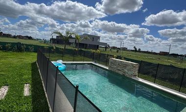 Casa en venta - 3 Dormitorios 3 Baños - 628Mts2 - Lagos de Canning