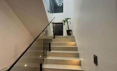Casa en venta - 3 Dormitorios 3 Baños - 628Mts2 - Lagos de Canning