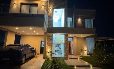 Casa en venta - 3 Dormitorios 3 Baños - 628Mts2 - Lagos de Canning