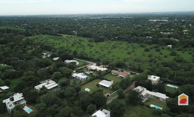 Villa Allende Golf. Casa en alquiler de 3 dormitorios cochera, pileta y parque