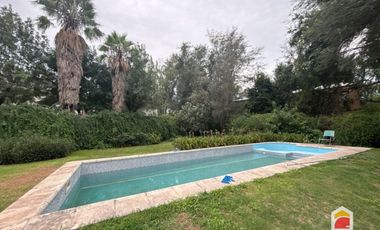 Villa Allende Golf. Casa en alquiler de 3 dormitorios cochera, pileta y parque