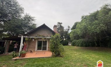 Villa Allende Golf. Casa en alquiler de 3 dormitorios cochera, pileta y parque