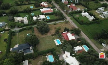 Villa Allende Golf. Casa en alquiler de 3 dormitorios cochera, pileta y parque