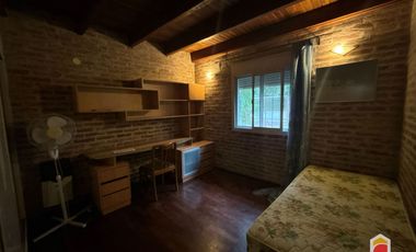 Villa Allende Golf. Casa en alquiler de 3 dormitorios cochera, pileta y parque