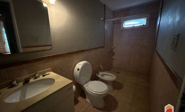 Villa Allende Golf. Casa en alquiler de 3 dormitorios cochera, pileta y parque