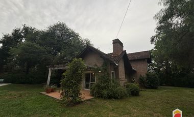 Villa Allende Golf. Casa en alquiler de 3 dormitorios cochera, pileta y parque