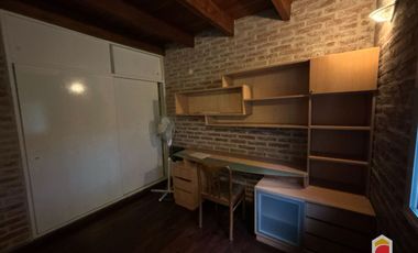 Villa Allende Golf. Casa en alquiler de 3 dormitorios cochera, pileta y parque