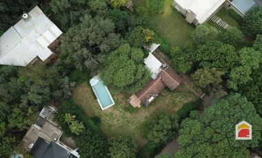 Villa Allende Golf. Casa en alquiler de 3 dormitorios cochera, pileta y parque