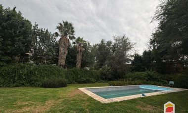 Villa Allende Golf. Casa en alquiler de 3 dormitorios cochera, pileta y parque