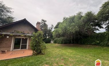 Villa Allende Golf. Casa en alquiler de 3 dormitorios cochera, pileta y parque