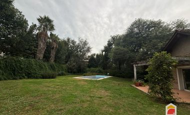 Villa Allende Golf. Casa en alquiler de 3 dormitorios cochera, pileta y parque