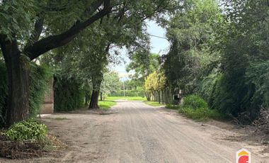 Villa Allende Golf. Casa en alquiler de 3 dormitorios cochera, pileta y parque