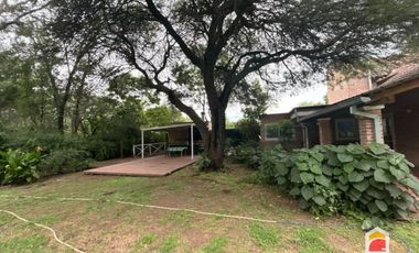 Villa Allende Golf. Casa en alquiler de 3 dormitorios cochera, pileta y parque