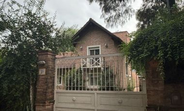 Villa Allende Golf. Casa en alquiler de 3 dormitorios cochera, pileta y parque