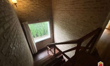 Villa Allende Golf. Casa en alquiler de 3 dormitorios cochera, pileta y parque