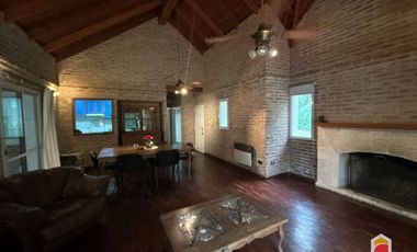 Villa Allende Golf. Casa en alquiler de 3 dormitorios cochera, pileta y parque