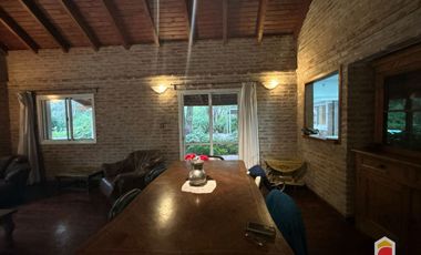 Villa Allende Golf. Casa en alquiler de 3 dormitorios cochera, pileta y parque