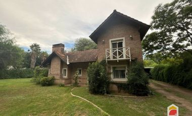 Villa Allende Golf. Casa en alquiler de 3 dormitorios cochera, pileta y parque