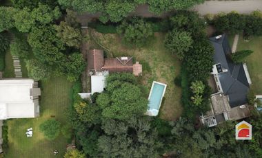Villa Allende Golf. Casa en alquiler de 3 dormitorios cochera, pileta y parque