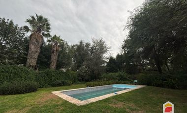 Villa Allende Golf. Casa en alquiler de 3 dormitorios cochera, pileta y parque