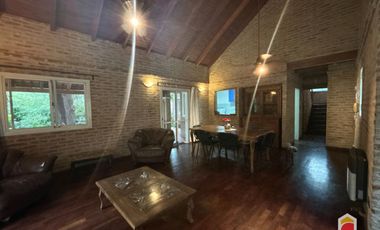 Villa Allende Golf. Casa en alquiler de 3 dormitorios cochera, pileta y parque
