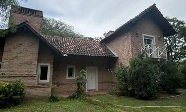 Villa Allende Golf. Casa en alquiler de 3 dormitorios cochera, pileta y parque
