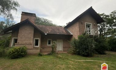 Villa Allende Golf. Casa en alquiler de 3 dormitorios cochera, pileta y parque