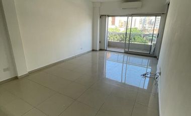 Excelente dpto de 2 ambientes con balcón y cochera
