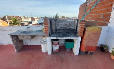 2 Casas en Monte Chingolo venta