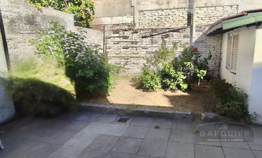 CHALET A METROS DE HIPOLITO YRIGOYEN